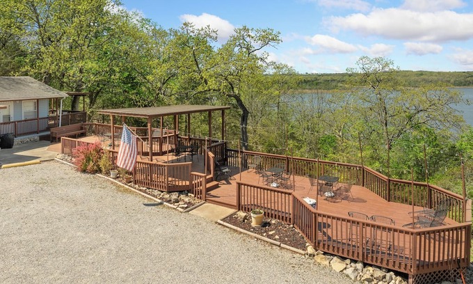 Diamond City Cabina | 1bed/1bath cabin with beautiful views of Bull Shoals Lake.