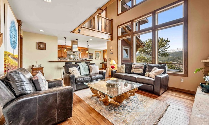 Nederland Casa | Custom 4 bdrm, 3 min to DnTwn Nederland, Sleeps 8, 10 mins to Skiing, Hot Tub