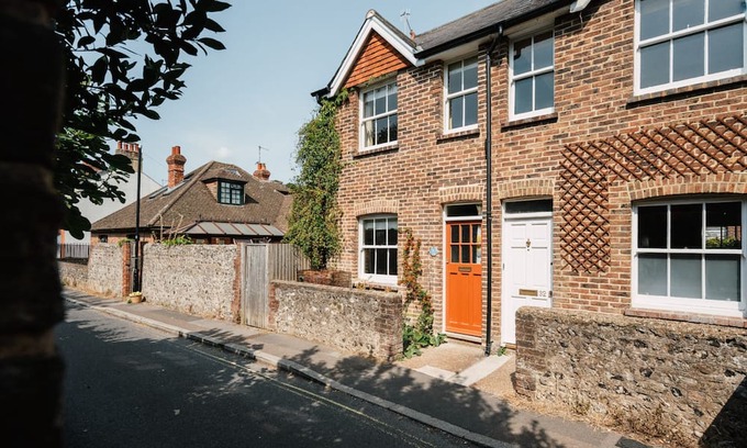 Lewes Cabaña | Cleve Cottage by inspirestays.com - a cottage that sleeps 4 guests in 2 bedrooms