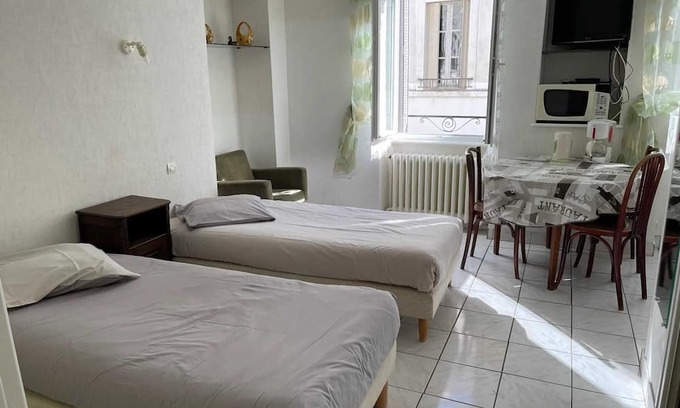 Neris-les-Bains Apartamento | Homerez - Studio in Néris-les-Bains