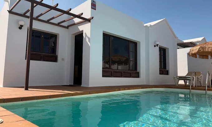 Tias Casa | Vacation Home 'Timanfaya' with Sea View, Private Pool and Wi-Fi