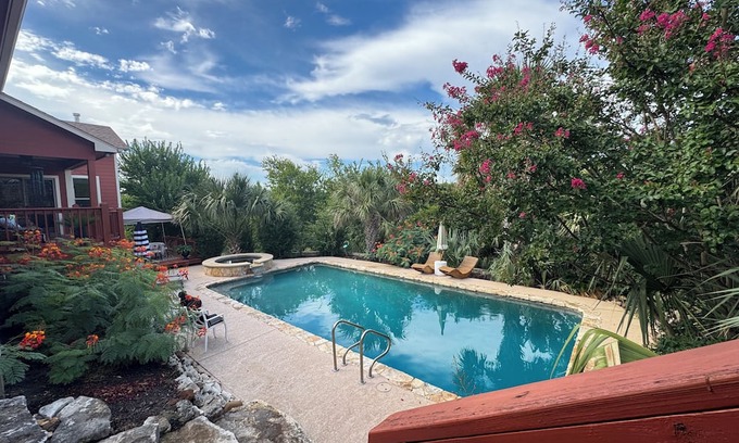 Bastrop Cabaña | Charming Studio in wonderful Bastrop with Pool