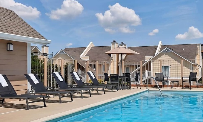 Tucson Hotel | Comfort and Convenience! Pet-Friendly Stay w/Free Breakfast & Pool Access!