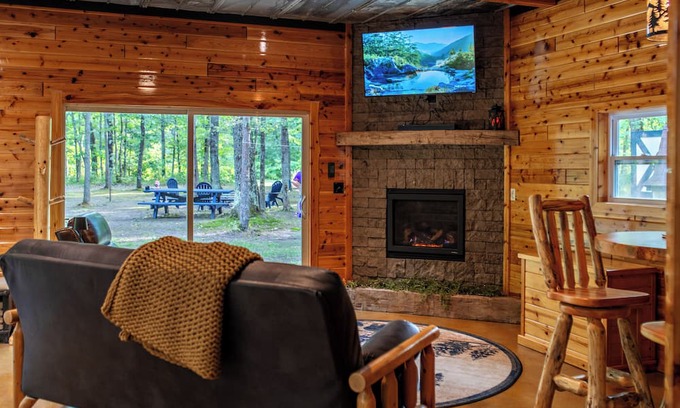 Wellston Cabina | New 1bd/1bth cabin + washer/dryer- Sleeps 4 Near trails/Tippy Dam