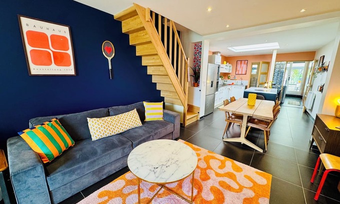 Hallennes-lez-Haubourdin Casa | Groovy House, 10min from Lille, with electronic dart board