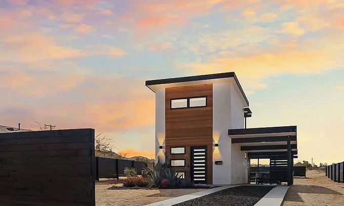 Joshua Tree Casa | Modern 2-Story Tiny Home w/Hot Tub, BBQ & Balcony