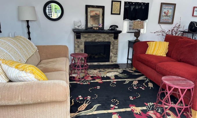 Bushyhead Cabina | Cozy Country Cabin with Modern Touches & Rooster Charm!