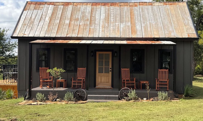 Saint Jo Casa | Emma Sue-walking distance to Red River Station