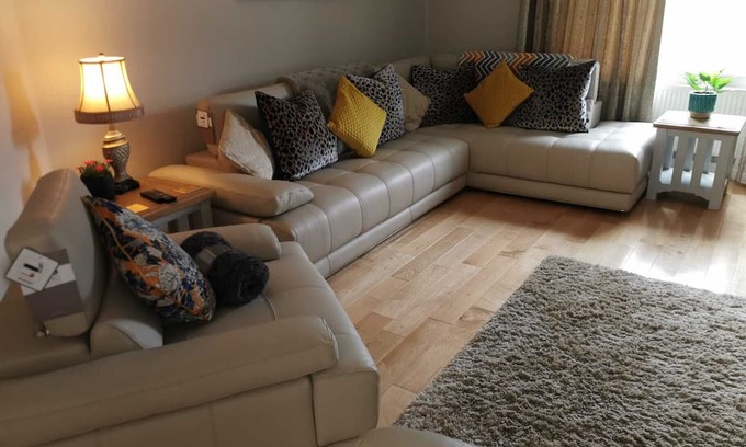 Coolaney Casa | Beautiful House in Co. Sligo with Private Bar, Pool Table & Guided Minivan Tours