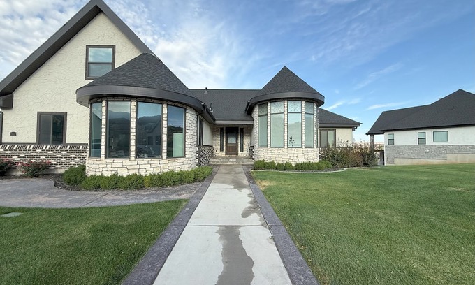 Nephi Casa | Charming 4-bed 3.5 bath house w/mountain views in Nephi - sleeps up to 10 guests