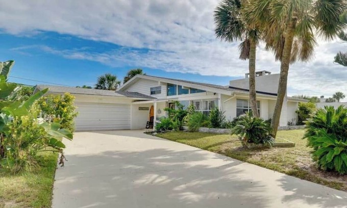 Aqua Vista Circles Cabaña | Retro Ormond Beach Home w/Pool 3BR-Walk to Ocean!