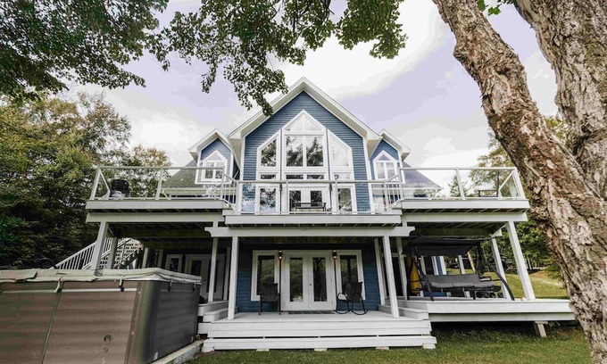 Humber Valley Chalet De Esquí | Luxurious Lakeside Chalet with Swim Spa