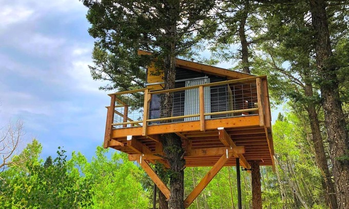 San Luis Cabina | Off-Grid yet Modern Tree House in the Sangre de Cristo Mountains, Colorado