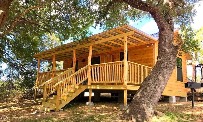 Mason Cabina | Spacious Texas Hill Country Cabin Ideal for Weekend Getaways from Austin