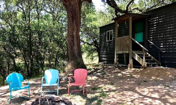Mason Cabina | Bright and Cheery Riverside Cabin in Texas Wine Country