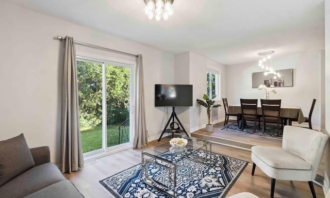 Ottawa Division Casa | Cozy 4BR, 5-Bed Retreat | Entire Barrhaven Home + Yard