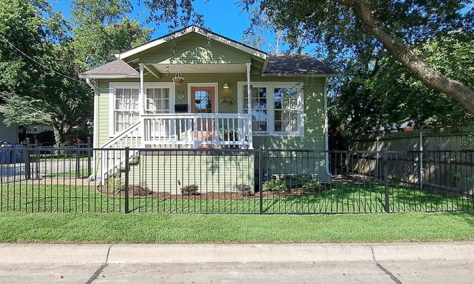 McKinney Cabaña | Charming 3-bedroom cottage in McKinney with A/C three blocks from the square.