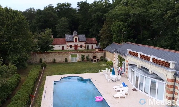 Hommes Cabaña | Private Pool House nestled within the magnificent Chateau grounds- Loire Valley.