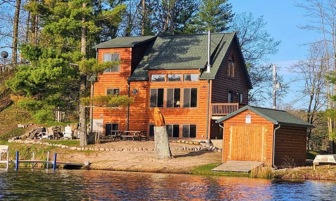 Stone Lake Cabina | Charming & Cozy Northwoods lakeside cabin steps from Little Sissabagama Lake