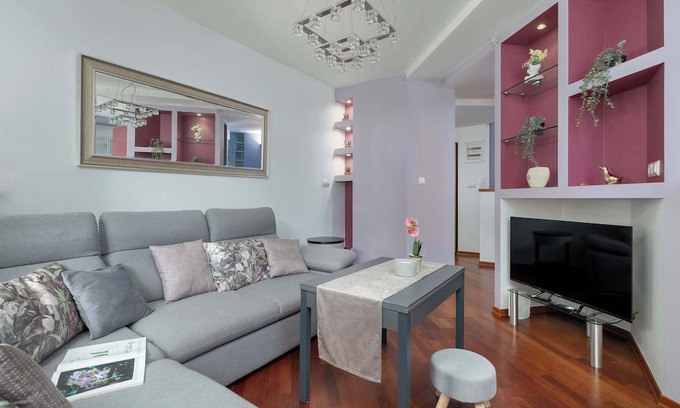Pradnik Bialy Apartamento | Marczyńskiego 3 Kraków | Grey and Pink Apartment with Parking, Desk, Terrace and