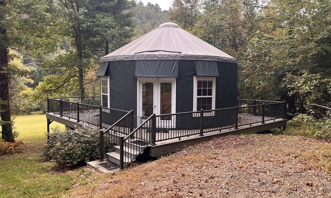 Floyd Cabina | New! YURTime by Buffalo Mountain Getaway