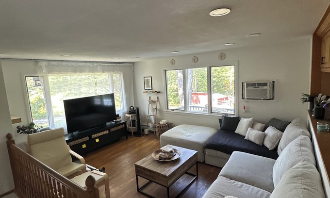 Springfield Casa | Spacious 4-bedroom house in charming Springfield with AC, fitness room