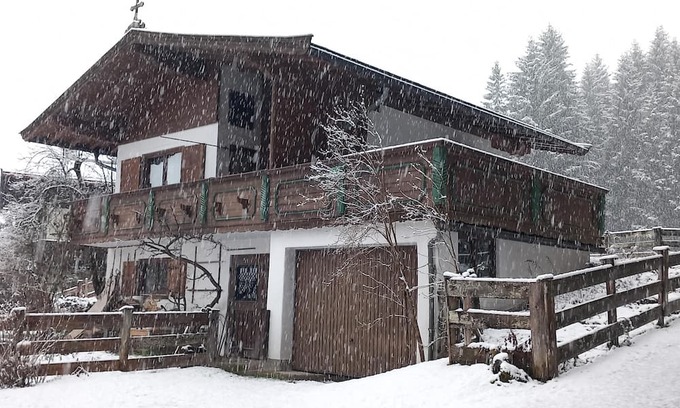 Oberndorf in Tirol Casa | Quaint holiday home with garden and views