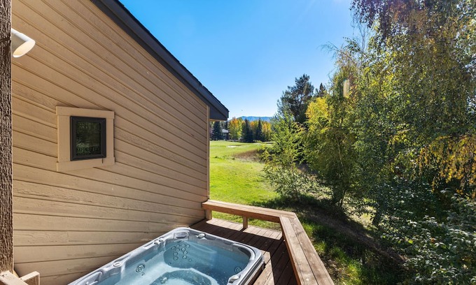 Elkhorn Village Condominio | Fairway Haven with Private hot tub!