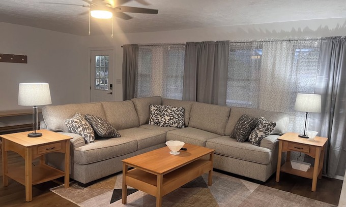 Mount Gay Apartamento | 2 bed 1 bath. sleeps 6 in Logan. Located near HMTS access points, dining, shops