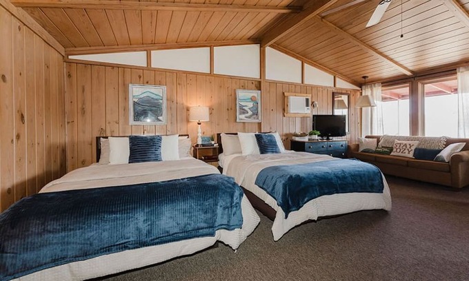 Blue Eye Cabina | Lakefront Cabin #4 - Steps from Table Rock Lake at Happy Hollow Resort - Branson