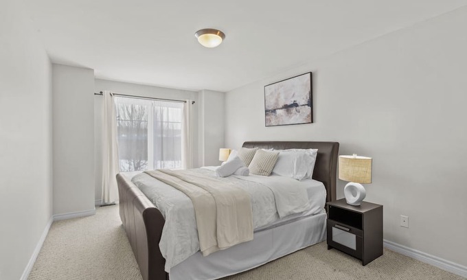Plateau Casa | Peaceful and Spacious townhome with King Bed - 15 min from downtown Ottawa