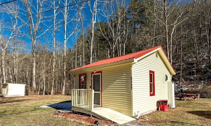 True Cabaña | Quaint Cozy Cottage Perfect for a Peaceful Getaway in West Virginia