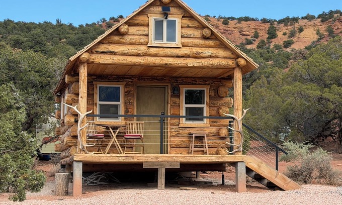 Torrey Cabina | Pioneer Cabin at Lion Mountain Retreat on 10 Acres Surrounded by Public Land