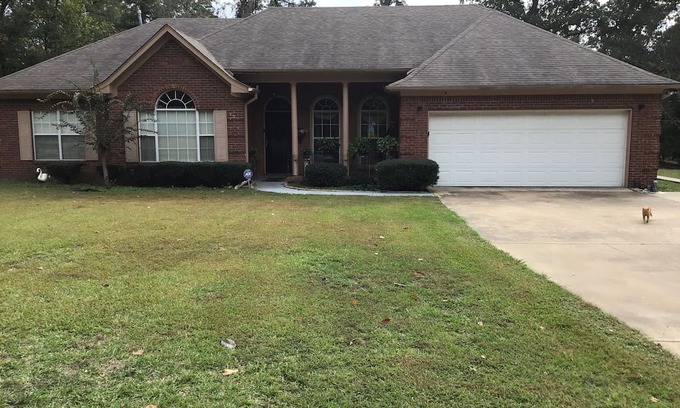 Benton Casa | Charming 3-bedroom 2.5 bath house in pleasant Yazoo City with plenty of space