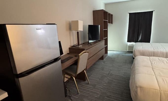 Sulphur Casa | Double Queen Bedroom with Kitchen