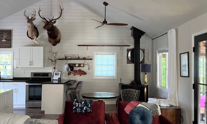 Williston Cabina | Cabin on secluded horse farm with stocked pond.
