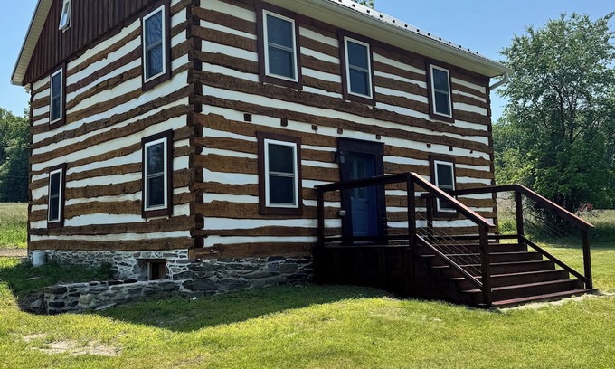 Orrtanna Otro | Civil War-era Log Farmhouse near Historic Gettysburg for 8 Guests