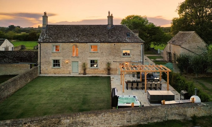 Lechlade Cabaña | Spacious dog friendly Cotswold holiday retreat with a hot tub - Green Farm Haven