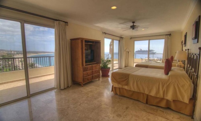 Los Cabos Complejo | 3-bedroom Ocean Front PENTHOUSE in marvelous Cabo San Lucas