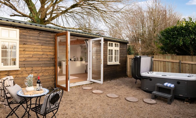 Blandford Saint Mary Apartamento | STARGAZE - UNIQUE STAY | SLEEPS 2 | HOT TUB | BBQ | PATIO | WI-FI