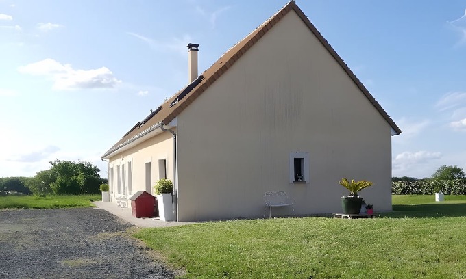 Brulon Casa | Holiday Home 'Maison De Campagne Brûlon' with Lake View, Private Terrace and Wi-Fi