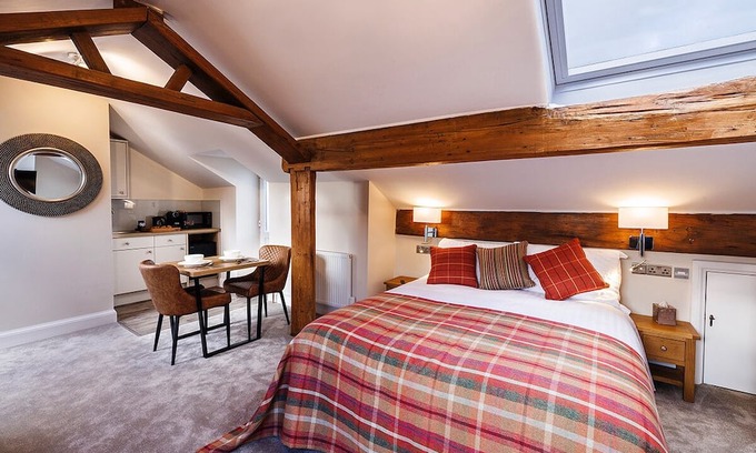 Padfield Apartamento | Located in the heart of Glossop in the High Peak, Westwood Boutique Aparthotel combines comfort with convenience. Set against the breath-taking backdrop of the Peak District.