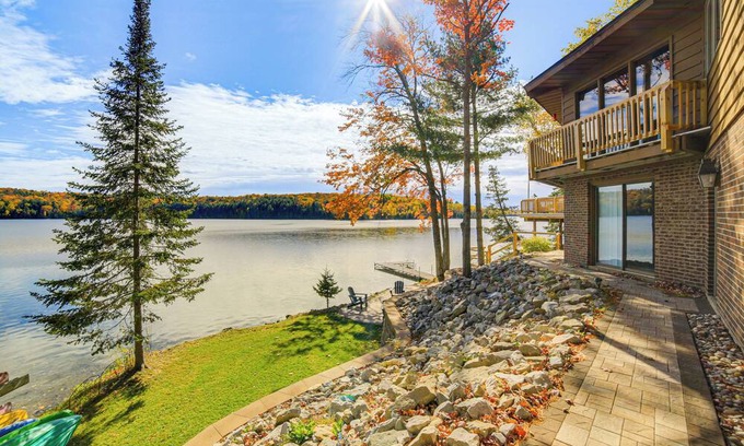 Stambaugh Casa | All-Season Adventures! Chicaugon Lakefront Gem