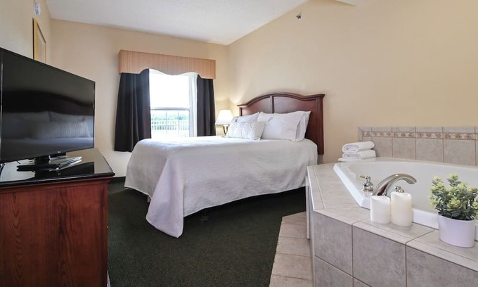 Pembine Hotel | Romantic Riverside Escape | Pool, Spa & Golf at The Four Seasons Island Resort!