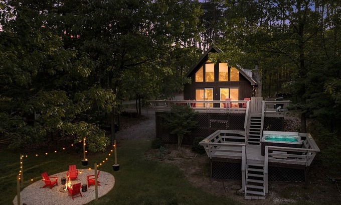 Berkeley Springs Cabina | Cozy Chalet Cabin with Hot Tub, Fire Pit, Modern Decor in Bloomery, WV