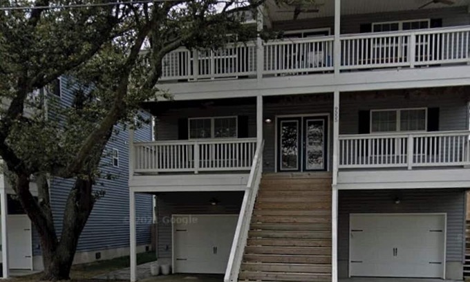 East Ocean View Casa | 3 level home 2 blocks from the beach