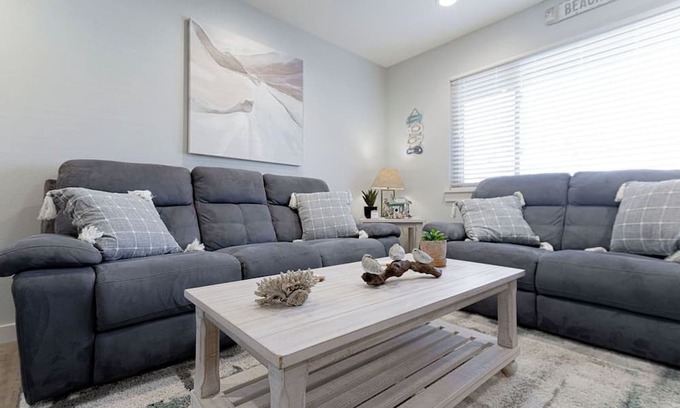 Port Aransas Condominio | Roomy 1 BDRM block from the BEACH Large Pool w/ a Private Courtyard