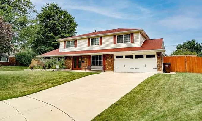 Kettering Casa | Tranquil, spacious in one of Ohio’s nicest neighborhoods.