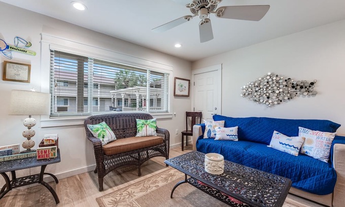 Port Aransas Condominio | Roomy 1 BDRM Large Pool w/ a Private Courtyard and a 5 Min Walk to the Beach