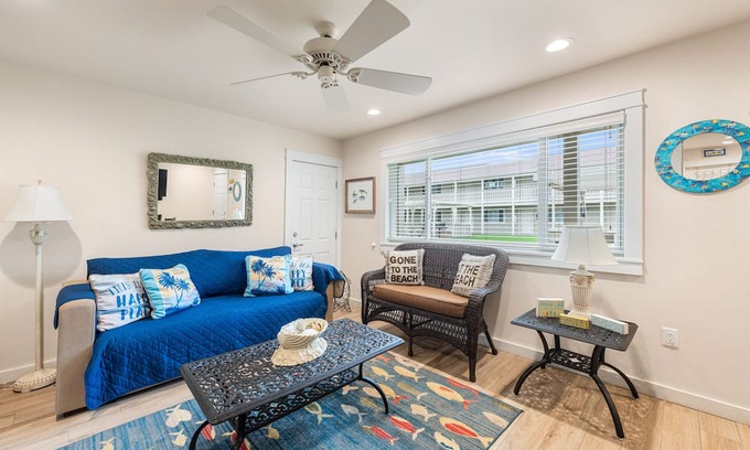 Port Aransas Condominio | Roomy 1 BDRM Large Pool w/ a Private Courtyard and a 5 Min Walk to the Beach